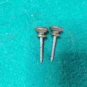 Dwie śruby do mocowania drewnianej szuflady w skrzyni zegara