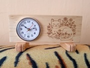 Zegar z kotem z drewna