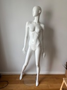 biały damski manekin całopostaciowy biały połysk ze szklaną podstawą