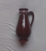 Ceramiczny szkliwiony wazonik z uchem w formie dzbanka. 