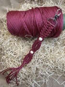 Ręcznie Pleciony Brelok Makrama – Kolor Burgundowy