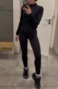 Leginsy i kurtkę Adidas założone dwa razy