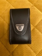 Czarny skórzany pokrowiec etui na scyzoryk Victorinox zamykany na rzepę