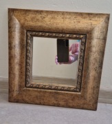 Lusterko w pięknej ramce retro.