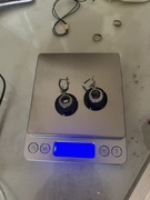 Kolczyki z czarnej ceramiki Apart z białymi i czarnymi cyrkoniami