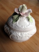 Mini cukiernica biała kwiat pojemnik porcelana? wys. 8 cm