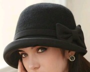 Wełniany kapelusz z kokardą i dodatkami z ekoskóry