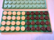 Zestaw 40 pionków z drewna naturalnego do warcabów