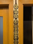 Królewski pas na ścianę z 6 i 3 medalionami pamiątkowymi monarchów Anglii