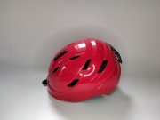 Kask dziecięcy z regulacją wentylacji oraz zaczepem na gogle.