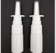 białe puste plastikowe butelki z rozpylaczem do nosa