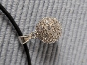 Naszyjnik zawieszka kulka cyrkonie rzemyk – srebro