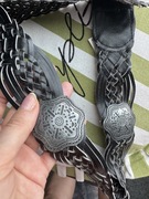 Pleciony pasek skórzany z metalowymi ozdobami 