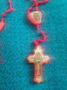 Śliczny czerwony  Różaniec z Matką Bożą z Gwadelupe.