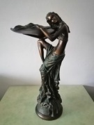 Figura Kobieta z liściem wys. 43 cm