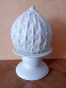 Biała ceramiczna ozdoba w kształcie karczocha