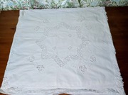 Poszewka z haftem i koronką 75x70