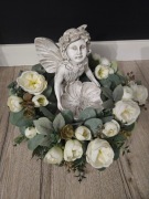 Stroik z figurą Anioła, wróżki. Wianek eukaliptusowy. Kompozycja na pomnik