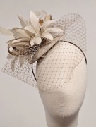 Ivory ecru kremowy toczek z woalką na opasce. Fascynator z piór 