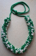 Naszyjnik zielono-biały wiązany