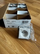 GIRA 048503 Gniazdo pojedyncze białe z uziemieniem i przesłonami 