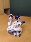 Figurka porcelanowa Gżel Gzhel ZSRR para na pieńku drzewku