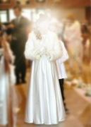 Śliczna sukienka komunijna biała atłasowa z futerkiem Astra gratisy