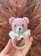 Grzechotka szydełkowa  miś – ręcznie robiona zabawka dla niemowlaka