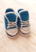 Ręcznie robione buciki niemowlęce niebiesko-białe 10 cm handmade