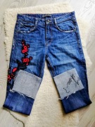 Jeansy z haftem i napisem na nogawce Zara Trafaluc denimwear 