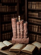 Świeca w kształcie Książek 