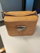 Zabytkowy kuferek na kosmetyki i biżuterię vintage.