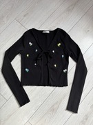 Amisu New Yorker czarny prążkowany sweterek bluzka wiązany kwiatki