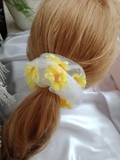 Scrunchie gumka tiulowa z kwiatkami 