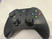 Bezprzewodowy kontroler do konsoli Xbox One.