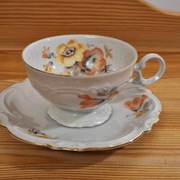 Filiżanka ze spodkiem w kwiatowy wzór