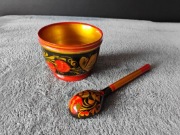 Tradycyjne rosyjskie naczynie i łyżka w stylu chochłoma (khokhloma). 