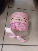 Sztuczne kwiaty (róże) w ozdobnym, przezroczystym pudełku