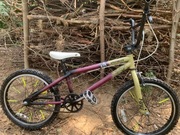 solidny BMX w dobrym stanie dla miłośników sportów ekstremalnych  