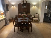 Stół mahoniowy z czterema krzesłami w stylu chippendale.