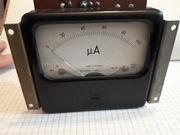 Precyzyjny mikroamperomierz analogowy