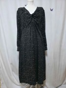 Czarna, długa sukienka w srebrne groszki