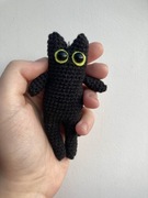 Czarny kotek z żółtymi oczkami zrobiony na szydełku | breloczek