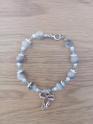 Bransoletka z kokardką – szare korale, elegancka i stylowa