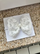 Opaska bezuciskowa kokardka koronkowa biały sesja chrzest roczek urodziny