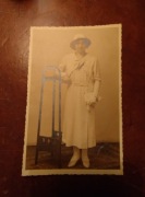 Przedwojenna fotografia Kobieta moda kwietnik Thonet Marion Lwow