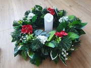 wianek białe czerwone kwiaty stroik na cmentarz grób