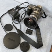 Stary aparat fotograficzny Panasonic z akcesoriami 