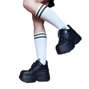 Białe podkolanówki z czarnymi paskami