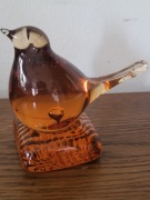 Szklana figurka ptaka w kolorze bursztynu, vintage